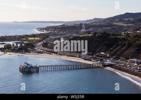 Antenne des historischen Malibu Pier, Pacific Coast Highway und die Santa Monica Mountains in der Nähe von Los Angeles in Südkalifornien. Stockfoto
