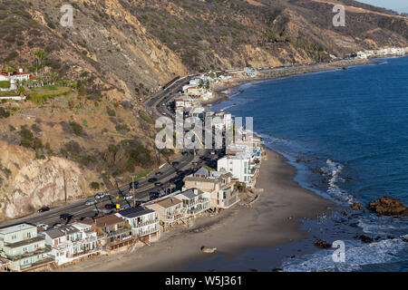 Antenne am Strand Häuser entlang geschwungenen Abschnitt des Pacific Coast Highway in der Nähe von Los Angeles und Malibu in Südkalifornien. Stockfoto