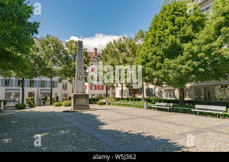 Chur, GR/Schweiz - vom 29. Juli 2019: Der regierungsplatz Platz in der historischen Altstadt von Chur in der Schweiz mit der Vazerol Memorial Statue Stockfoto