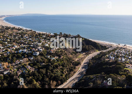 Luftaufnahme von temescal Canyon Road, Pacific Palisades und Santa Monica Bay in Los Angeles, Kalifornien. Stockfoto