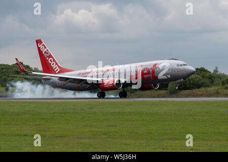 Ein Jet2 Boeing 737-800 landet an der Manchester International Airport (nur redaktionelle Nutzung) Stockfoto