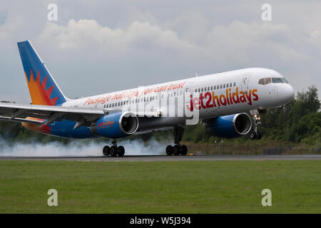 Ein Jet2 Boeing757-200 landet an der Manchester International Airport (nur redaktionelle Nutzung) Stockfoto