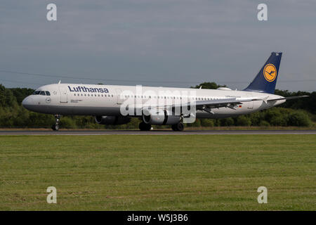 Ein Lufthansa Airbus A 321-200 landet an der Manchester International Airport (nur redaktionelle Nutzung) Stockfoto