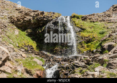 Wasserfall in der Sierra Nevada, Arroyo San Juan, in der Sommersaison. Bei 2500 m altutude, Granada, Andalusien, Spanien. Stockfoto