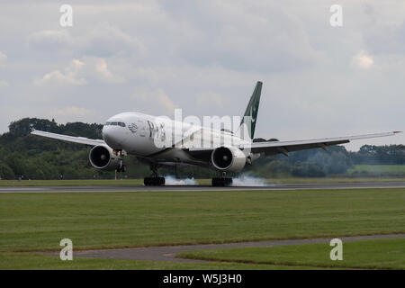 Eine Pakistan International Airlines airliner landet an der Manchester International Airport (nur redaktionelle Nutzung) Stockfoto