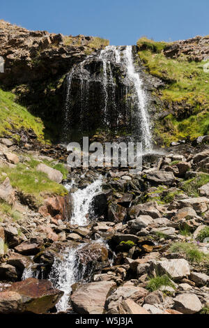 Wasserfall in der Sierra Nevada, Arroyo San Juan, in der Sommersaison. Bei 2500 m altutude, Granada, Andalusien, Spanien. Stockfoto