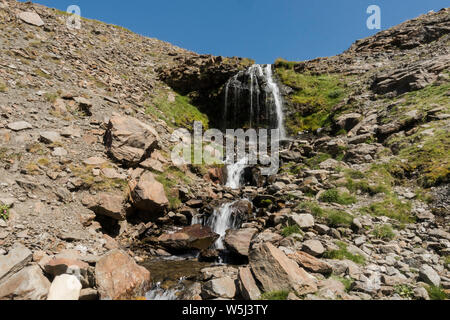 Wasserfall in der Sierra Nevada, Arroyo San Juan, in der Sommersaison. Bei 2500 m altutude, Granada, Andalusien, Spanien. Stockfoto