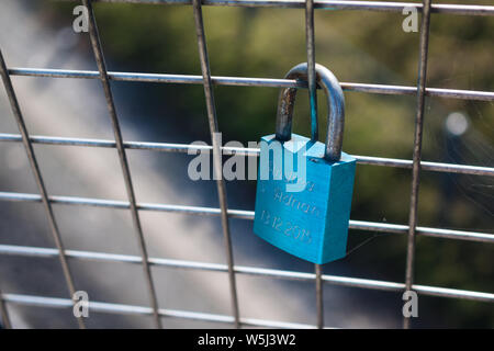 Schließfächer symbolisieren die Liebe für immer auf dem Zaun Stockfoto