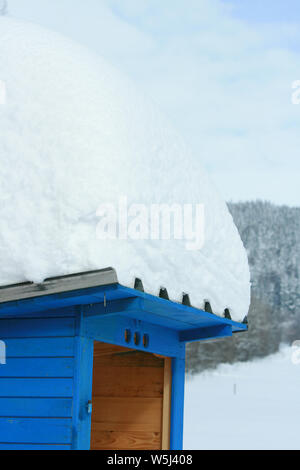 Viel Schnee auf Blau trocken Schrank im Winter Stockfoto