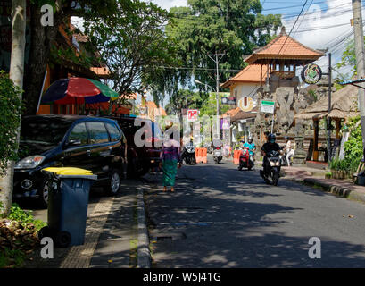 Belebte Straßenszene von Ubud, typisch außerhalb des unmittelbaren Stadtkerns, Bali Stockfoto