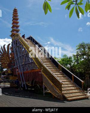 Momentan eine Baustelle für die Rampe verwendet werden, um den zeremoniellen Sarg für die Einäscherung einer royal Mitglied, Ubud, Bali zu erhöhen, Stockfoto