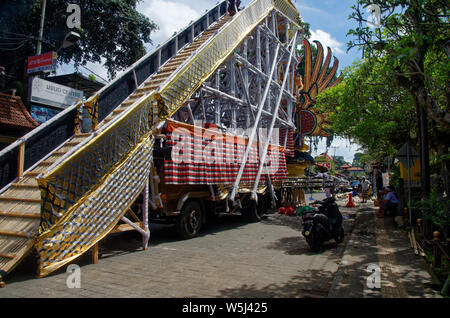 Momentan eine Baustelle für die Rampe verwendet werden, um den zeremoniellen Sarg für die Einäscherung einer royal Mitglied, Ubud, Bali zu erhöhen, Stockfoto