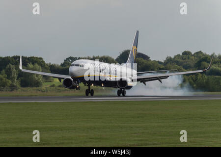 Eine Ryanair Boeing 737-800 landet an der Manchester International Airport (nur redaktionelle Nutzung) Stockfoto