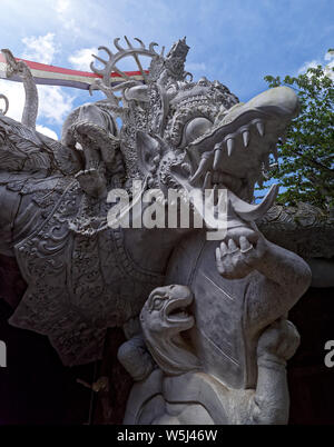 Marmor und Stein dämonischen Schnitzereien auf Verkauf in einer Fabrik in der Nähe von Ubud, Bali, Indonesien Stockfoto
