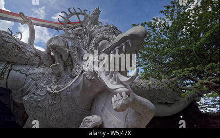 Marmor und Stein dämonischen Schnitzereien auf Verkauf in einer Fabrik in der Nähe von Ubud, Bali, Indonesien Stockfoto