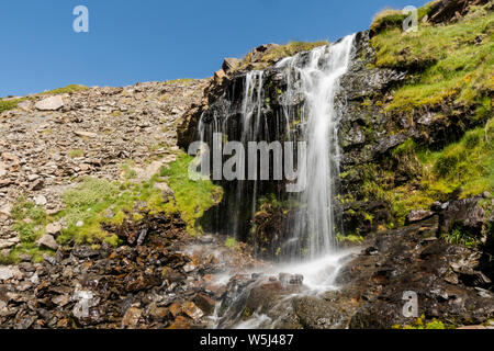 Wasserfall in der Sierra Nevada, Arroyo San Juan, in der Sommersaison. Bei 2500 m altutude, Granada, Andalusien, Spanien. Stockfoto