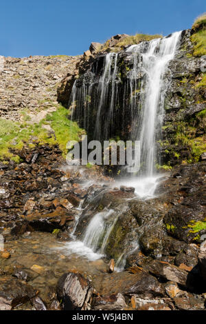 Wasserfall in der Sierra Nevada, Arroyo San Juan, in der Sommersaison. Bei 2500 m altutude, Granada, Andalusien, Spanien. Stockfoto