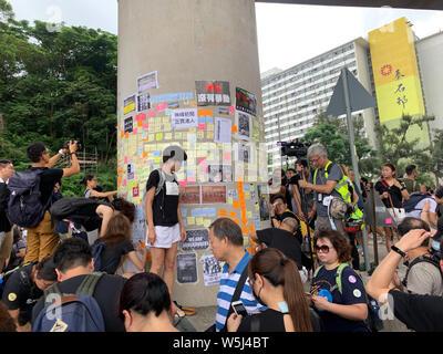 Hongkong - 14. Juli 2019: Die Masse Protest in shatin. Mehr Demonstranten Kleid in Schwarz, die auf die Straße gingen in Hongkong eine umstrittene gegen e Stockfoto