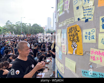 Hongkong - 14. Juli 2019: Die Masse Protest in shatin. Mehr Demonstranten Kleid in Schwarz, die auf die Straße gingen in Hongkong eine umstrittene gegen e Stockfoto