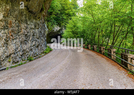 Italien Friaul Val Cellina Barcis - alte Straße der Pordenone - Naturpark der Dolomiten von "Latterie Friulane" Stockfoto