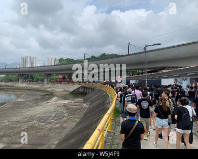 Hongkong - 14. Juli 2019: Die Masse Protest in shatin. Mehr Demonstranten Kleid in Schwarz, die auf die Straße gingen in Hongkong eine umstrittene gegen e Stockfoto