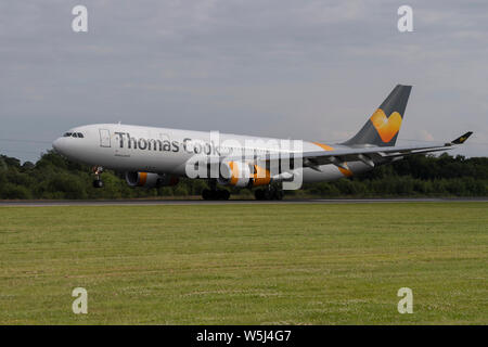 Thomas Cook Airlines Airbus A330-200 landet an der Manchester International Airport (nur redaktionelle Nutzung) Stockfoto