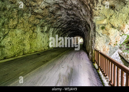 Italien Friaul Val Cellina Barcis - alte Straße der Pordenone - Naturpark der Dolomiten von "Latterie Friulane" Stockfoto