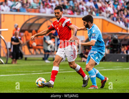 Knittelfeld, Russland - Juni 8, 2019. Russland Nationalmannschaft Mittelfeldspieler Magomed Ozdoyev gegen San Marino Nationalmannschaft Mittelfeldspieler Alessandro Golinucci durin Stockfoto