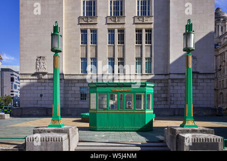 Maut Kiosk für den ursprünglichen Queensway Mersey Tunnel außerhalb des Lüftungs- und Control Station am Pier Head, Liverpool Stockfoto