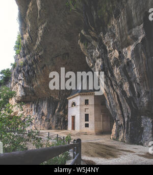 Kirche innen Höhle - Italien - Marken - Valadier Temple Church in der Nähe von Höhlen von Frasassi in Genga Ancona. Stockfoto