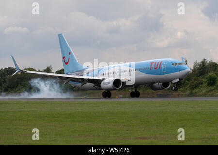 Der TUI-Airways Boeing 737-800 landet an der Manchester International Airport (nur redaktionelle Nutzung) Stockfoto