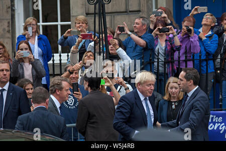 Bute House, Edinburgh, Schottland, Großbritannien. 28. Juli 2019. Premierminister Boris Johnson gibt einen seitlichen Blick auf die Jeering und Buhrufe Massen, als er ankommt, Erster Minister Schottlands Nicola Sturgeon an Bute Haus zu treffen. Die volksmenge sind Büroangestellte, die versuchen, einen Blick und Bilder auf Handys zu erhalten. Credit: Bogen Weiß/Alamy leben Nachrichten Stockfoto