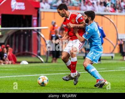 Knittelfeld, Russland - Juni 8, 2019. Russland Nationalmannschaft Mittelfeldspieler Magomed Ozdoyev gegen San Marino Nationalmannschaft Mittelfeldspieler Alessandro Golinucci durin Stockfoto