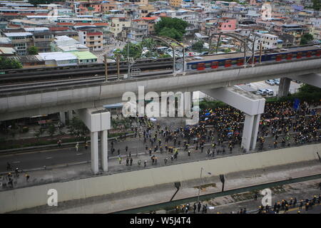 Yuen Long/Hongkong - 27 2019. Juli: Dorf von den Demonstranten.die Gangster greifen die Menschen an am 21. juli protestierten die Bürger in yuen Long, um gegen sie zu protestieren Stockfoto