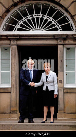 Bute House, Edinburgh, Schottland, Großbritannien. Juli 2019. Premierminister Boris Johnson trifft bei seinem ersten Besuch nördlich der Grenze seit seinem Amtsantritt vor 5 Tagen im Bute House den schottischen Premierminister Nicola Sturgeon. Stockfoto