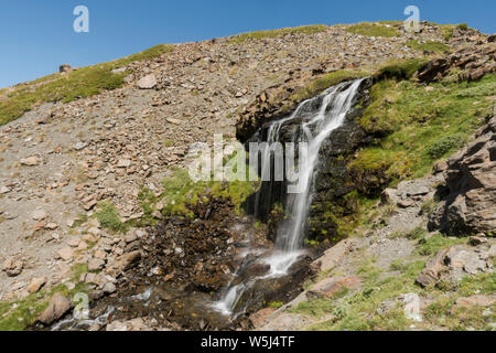 Wasserfall in der Sierra Nevada, Arroyo San Juan, in der Sommersaison. Bei 2500 m altutude, Granada, Andalusien, Spanien. Stockfoto