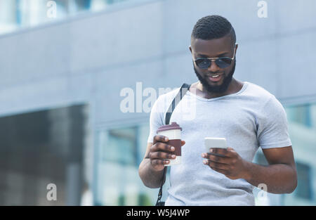 Schöne afrikanische amerikanische Mann mit Coffee to go Stockfoto