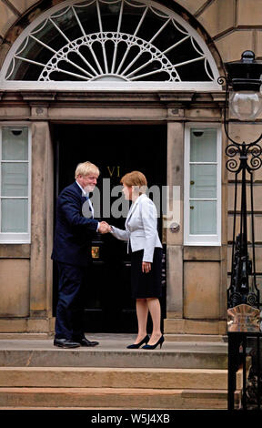 Bute House, Edinburgh, Schottland, Großbritannien. Juli 2019. Premierminister Boris Johnson trifft bei seinem ersten Besuch nördlich der Grenze seit seinem Amtsantritt vor 5 Tagen im Bute House den schottischen Premierminister Nicola Sturgeon. Stockfoto