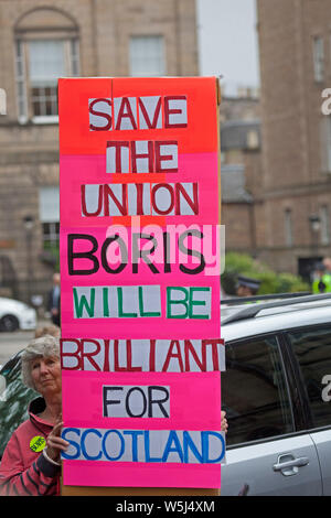 Bute House, Edinburgh, Schottland, Großbritannien. Juli 2019. Premierminister als Boris Johnson im Bute House den ersten Minister Schottlands Nicola Sturgeon trifft, hält ein Boris-Fan ihr Plakat hoch. Stockfoto