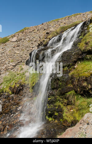 Wasserfall in der Sierra Nevada, Arroyo San Juan, in der Sommersaison. Bei 2500 m altutude, Granada, Andalusien, Spanien. Stockfoto