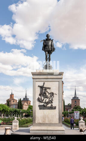 Denkmal für Miguel de Cervantes, im beliebten Square von Alcala de Henares mit dem gleichen Namen befindet sich in der Stadt von Madrid, in der Anerkennung Stockfoto