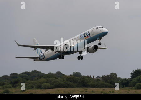 Eine Flybe Embraer ERJ-195 LR - Flybe zieht aus Manchester International Airport (nur redaktionelle Nutzung) Stockfoto