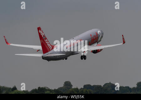 Ein Jet2 Boeing 737-800 zieht aus Manchester International Airport (nur redaktionelle Nutzung) Stockfoto