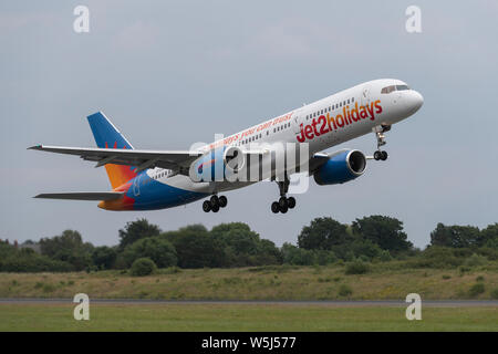 Ein Jet2 Boeing757-200 zieht aus Manchester International Airport (nur redaktionelle Nutzung) Stockfoto