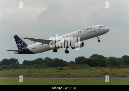 Ein Lufthansa Airbus A 321-200 zieht aus Manchester International Airport (nur redaktionelle Nutzung) Stockfoto