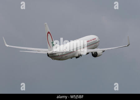 Die Royal Air Maroc Boeing 737-800 zieht aus Manchester International Airport (nur redaktionelle Nutzung) Stockfoto