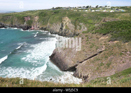 Caefai Bucht und Campingplatz, in der Nähe von St David's Pembrokeshire, Wales von der Pembrokeshire Coast Path im Sommer gesehen 2019 Stockfoto