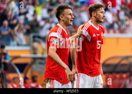 Knittelfeld, Russland - Juni 8, 2019. Russland Fußball-Nationalmannschaft Spieler Aleksandr Golovin und Anton Miranchuk feiert ein Ziel während der UEFA Euro 2020 Stockfoto