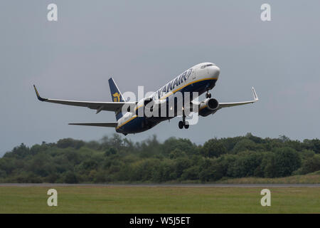 Eine Ryanair Boeing 737-800 zieht aus Manchester International Airport (nur redaktionelle Nutzung) Stockfoto