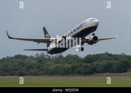 Eine Ryanair Boeing 737-800 zieht aus Manchester International Airport (nur redaktionelle Nutzung) Stockfoto